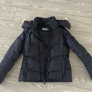 Andrew Marc women’s black down jacket. Size: S